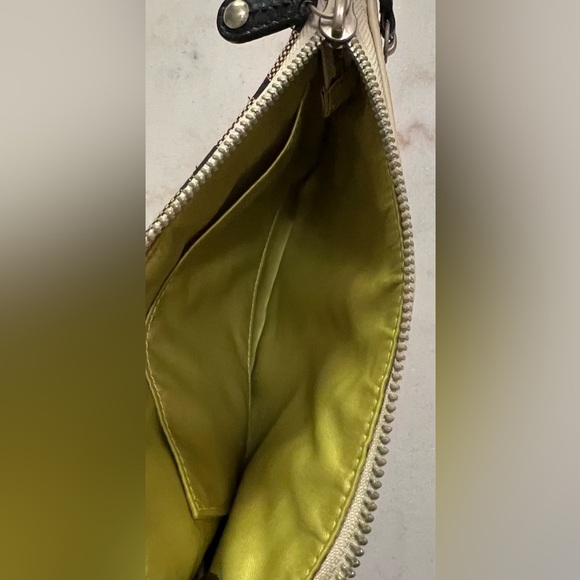 COACH SIGNATURE C LOGO CANVAS BLACK/CREAM SKINNY 2 ZIP POCKET WRISTLET PURSE 👀 - Picture 5 of 7